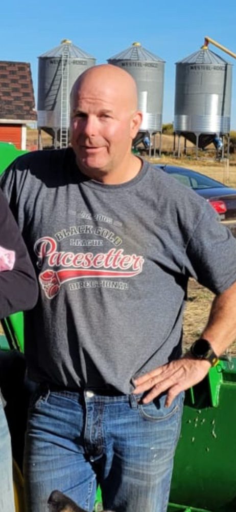 Pacesetter — Black Gold League tee in the wild